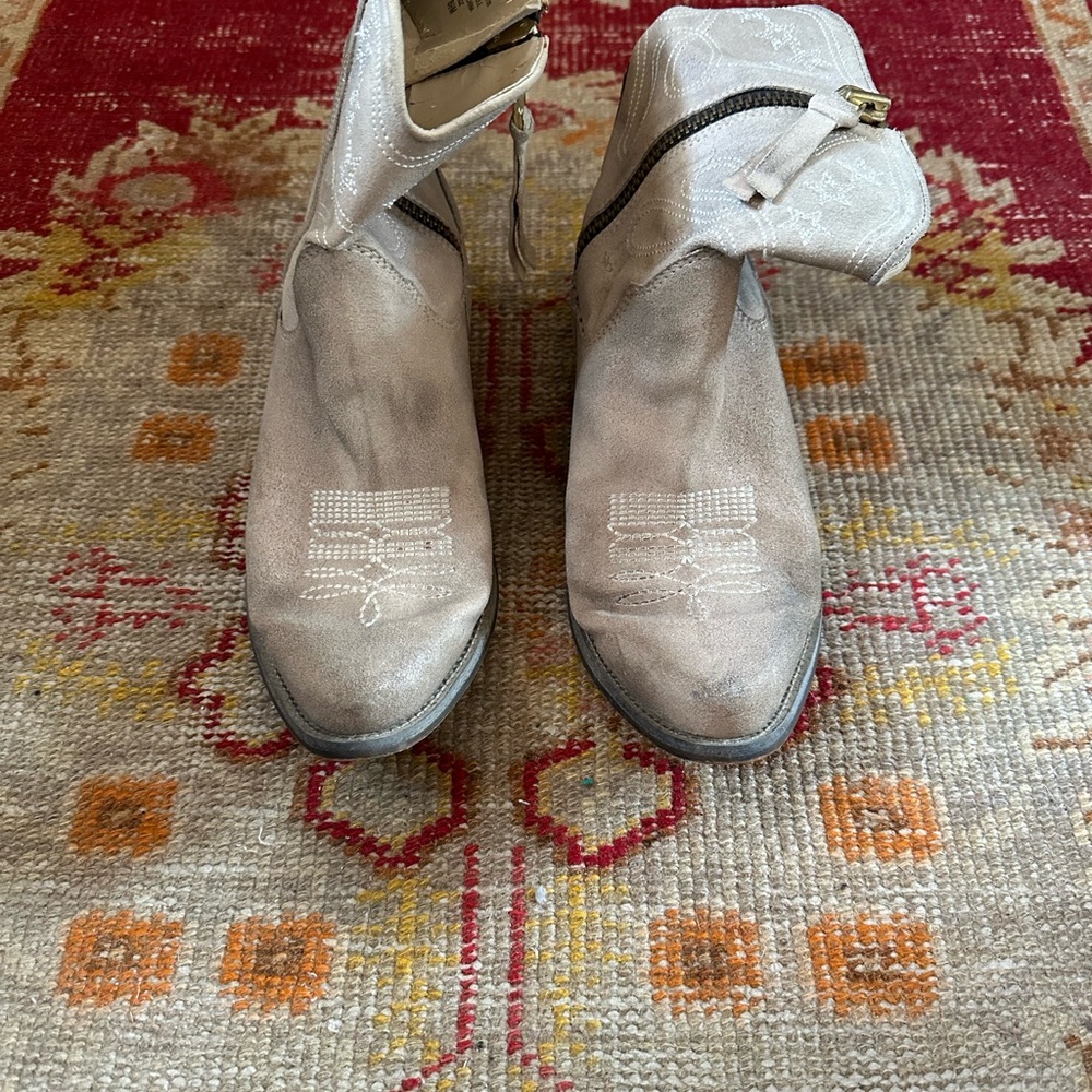 Boutique 9 Women's Ankle Boots in Cream